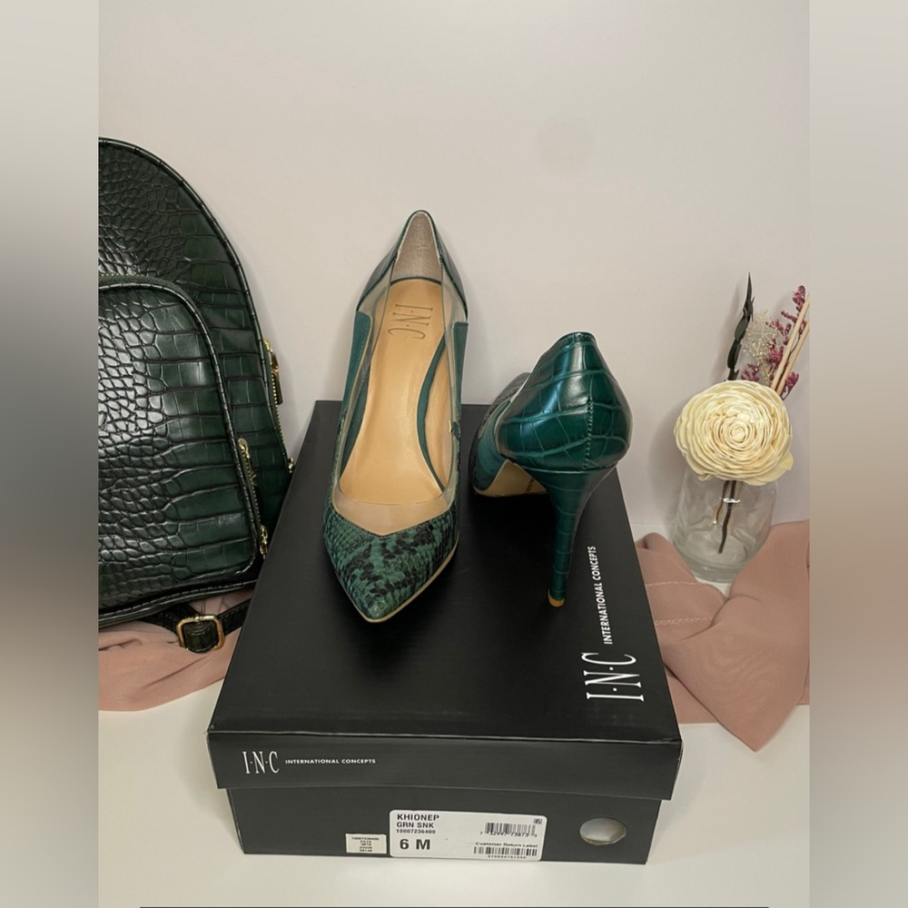 NWT INC Green snakeskin Pumps Size 6!